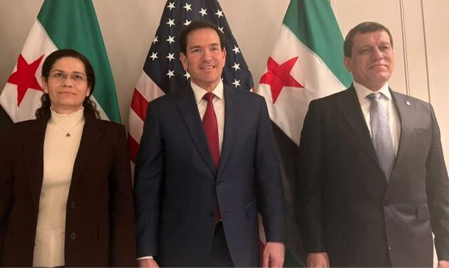 Ο Μάρκο Ρούμπιο (ΥΠΕΞ ΗΠΑ) με τον Κούρδο στρατηγό Μαζλούμ Άμπντι (SDF) και την Κούρδισσα ΥΠΕΞ της AANES Ιλχάμ Εχμέντ