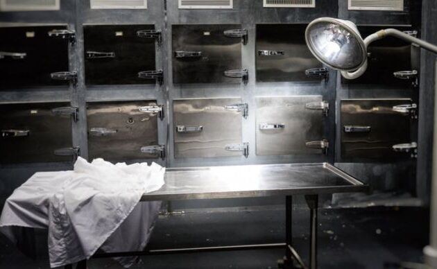 Έψαχνε τον γιο του αλλά η σορός του ήταν στα αζήτητα σε ψυγείο νοσοκομείου για σχεδόν δυο μήνες