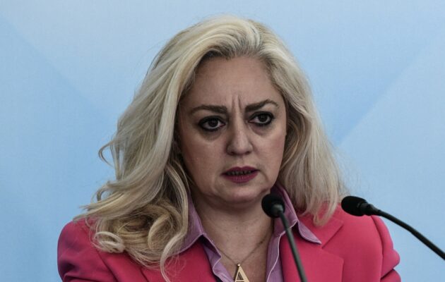 Παραιτήθηκε η Άννα Στρατινάκη, ο σύζυγός της εμπλέκεται στην υπόθεση Παναγόπουλου