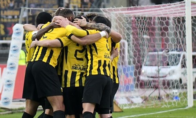 Η ΑΕΚ νίκησε 4-0 τον Πανσερραϊκό, ανέβηκε στην κορυφή, αλλά… περιμένει το «αιώνιο» ντέρμπι