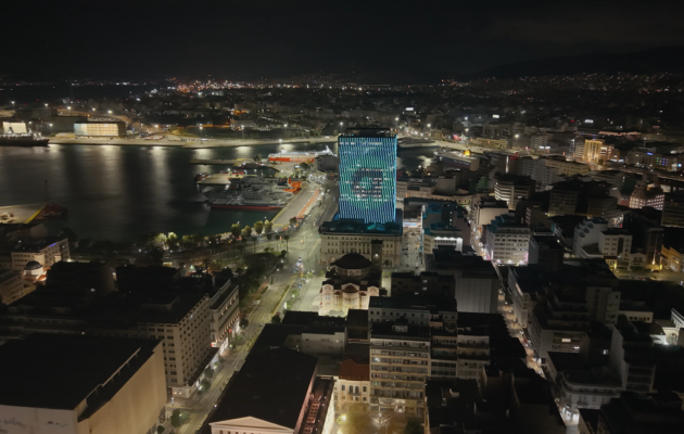 Ο Πύργος του Πειραιά έγινε… Allwyn moment – Εντυπωσιακές εικόνες από το εμβληματικό κτήριο που έχει φωταγωγηθεί στα χρώματα της Allwyn