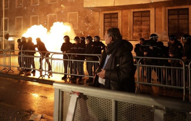 Αλβανία: Βίαια επεισόδια στα Τίρανα σε συγκρούσεις αστυνομίας και διαδηλωτών