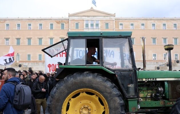 Αγρότες με τα τρακτέρ τους μπροστά στη Βουλή – Δεν έχουν ικανοποιηθεί τα αιτήματα τους
