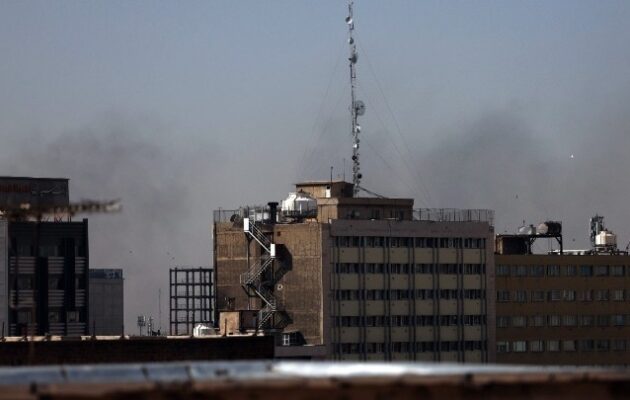 Bloomberg: Εμιράτα και Κατάρ πιέζουν τον Τραμπ να βρει διέξοδο από το Ιράν