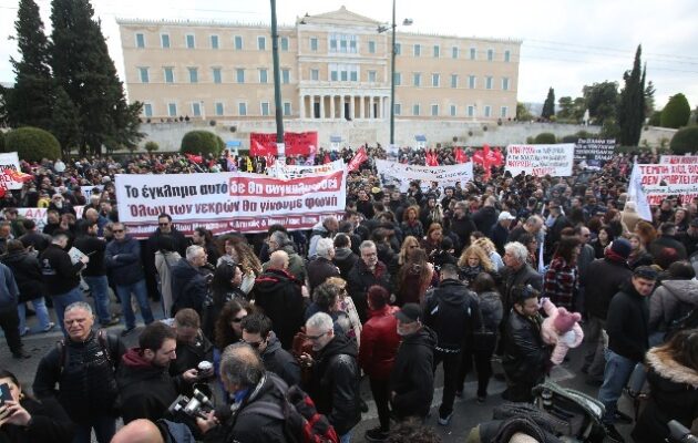 Τρία χρόνια από την τραγωδία στα Τέμπη: Συλλαλητήρια στο Σύνταγμα και σε όλη την Ελλάδα