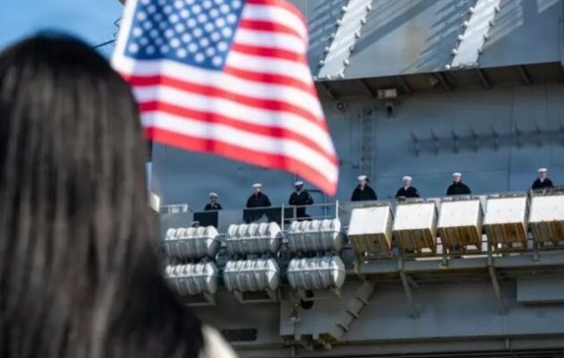 Τρίτο αμερικανικό αεροπλανοφόρο κατευθύνεται στη Μέση Ανατολή μετά την αναχώρησή του από τα ύδατα των ΗΠΑ