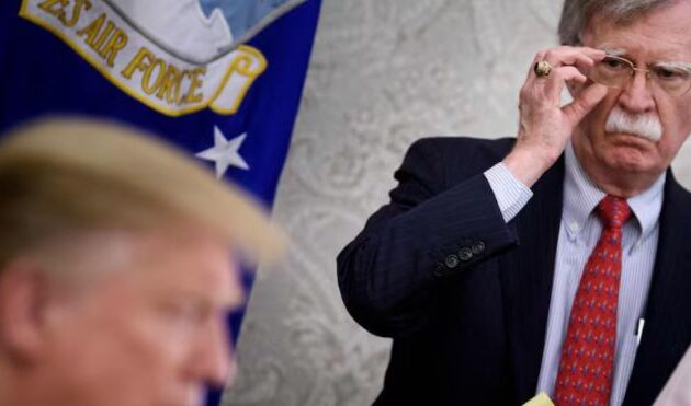 Ο Τζον Μπόλτον εξαπολύει μύδρους κατά των χειρισμών Τραμπ στον πόλεμο με το Ιράν: «Δεν σκέφτεται στρατηγικά»