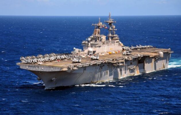 Το ελικοπτεροφόρο USS Boxer με χιλιάδες πεζοναύτες στη Μέση Ανατολή