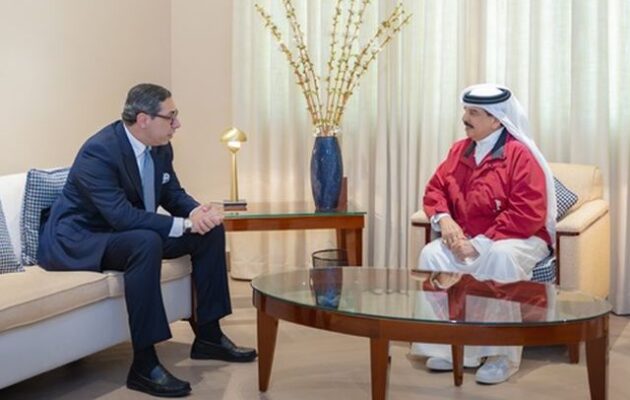 Ο ΥΠΕΞ της Κύπρου ο πρώτος ξένος ΥΠΕΞ στο Μπαχρέιν από την ημέρα έναρξης των επιθέσεων του Ιράν – Τον δέχτηκε ο σύμμαχος Βασιλιάς