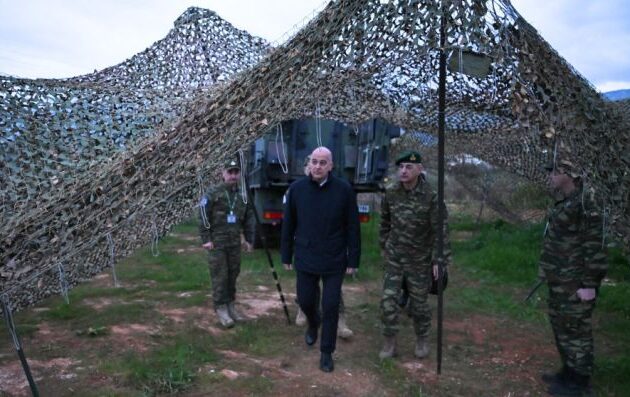 Ο Νίκος Δένδιας επιθεώρησε τους Patriot στην Κρήτη