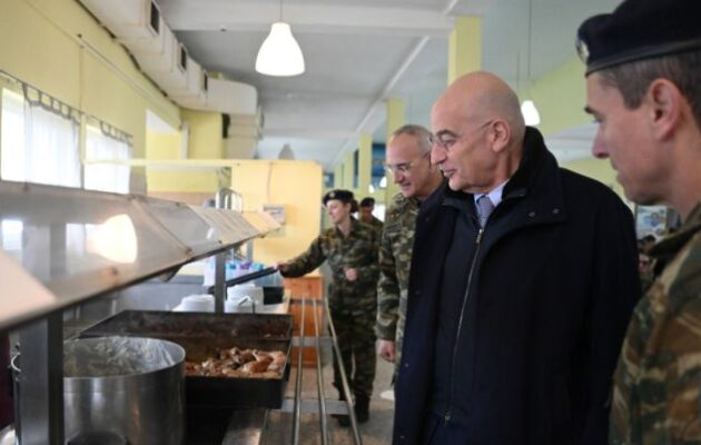 Απροειδοποίητα ο Νίκος Δένδιας γευμάτισε με νεοσύλλεκτους στα Ιωάννινα