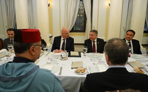 Ο Νίκος Δένδιας παρέθεσε γεύμα για την ολοκλήρωση του Ραμαζανιού στους Άραβες διπλωμάτες κι άλλους μουσουλμάνους φίλους της Ελλάδας