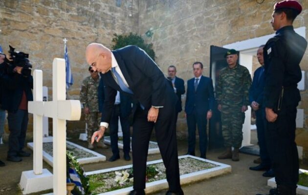 Ο Νίκος Δένδιας απέτισε φόρο τιμής στον Γρηγόρη Αυξεντίου και στα «Φυλακισμένα Μνήματα»