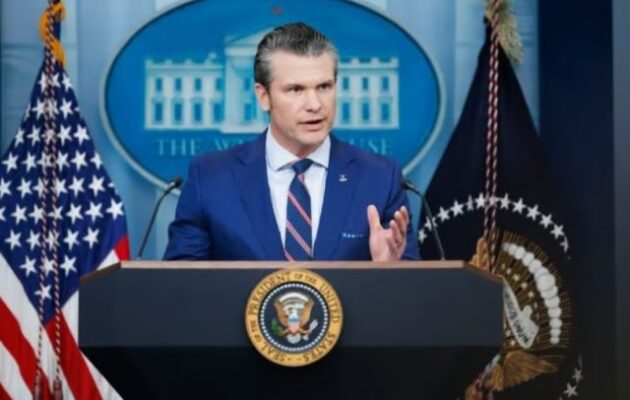 Υπουργός Πολέμου Χέγκσεθ: Παραμορφωμένος ο Μοτζτάμπα Χαμενεΐ – Αμφισβητείται η ικανότητά του να ηγηθεί του Ιράν