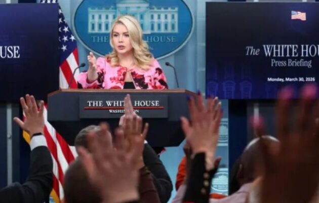 Λευκός Οίκος: Τι απάντησε η Κάρολαϊν Λέβιτ για τον πόλεμο με το Ιράν και τις «συνομιλίες»