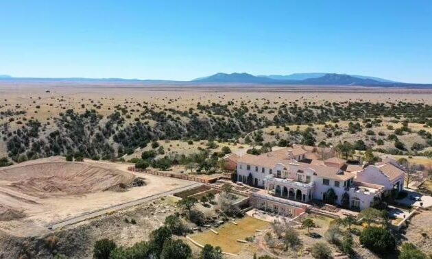 Έφοδος στο ράντσο του Τζέφρι Έπσταϊν: Αναζητούν σορούς κοριτσιών που έπεσαν θύματα «θανατηφόρου κακοποίησης»