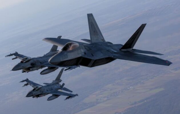 ΗΠΑ και Ισραήλ συνεχίζουν τις μαζικές κοινές επιθέσεις – Ξεκληρίστηκε η οικογένεια Χαμενεΐ ενώ φλέγεται η Μέση Ανατολή