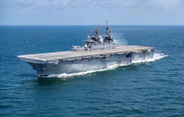 Το «USS Tripoli» σπεύδει προς τη Μέση Ανατολή