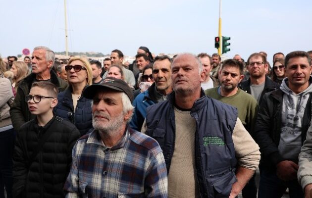 Σε αποκλεισμό του λιμανιού της Μυτιλήνης προχώρησαν οι κτηνοτρόφοι της Λέσβου