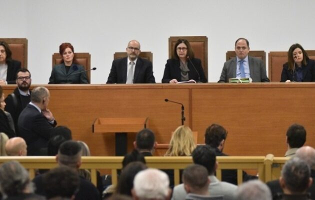 Άθλιες συνθήκες στη δίκη για τα Τέμπη: Επιχειρήθηκε να δικαστούν τα θύματα αντί οι κατηγορούμενοι