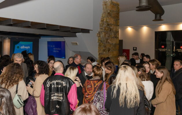 Ηθοποιοί και καλεσμένοι της παράστασης «Ένα κάποιο κενό» μοιράζονται άγνωστες στιγμές από την καριέρα τους – Μια βραδιά γεμάτη ιστορίες στο θέατρο «Εμπορικόν»