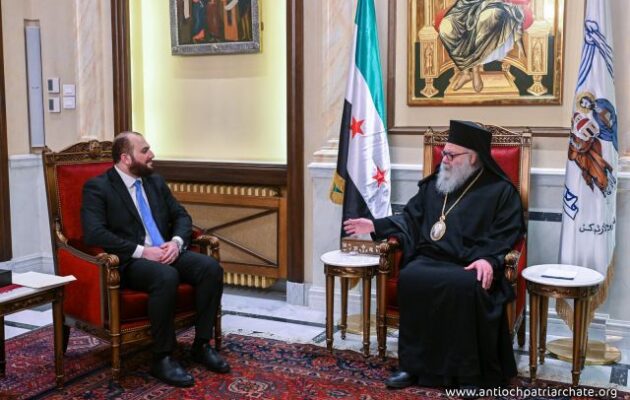 Ο Περιφερειάρχης Δαμασκού Μάχερ Μαρουάν Ιντλίμπι με επίσημη αντιπροσωπεία στο Ελληνορθόδοξο Πατριαρχείο, μεταφέροντας τις ευχές του μεταβατικού Προέδρου της Συρίας