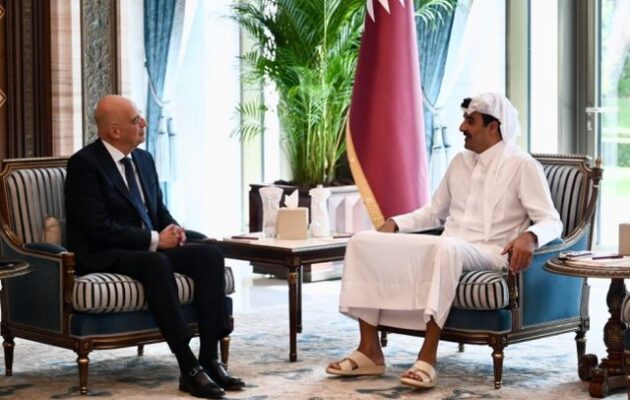 Ο Νίκος Δένδιας στο Κατάρ συναναντήθηκε με τον Εμίρη, τον Πρωθυπουργό και τον Υπ. Άμυνας που προσκάλεσε στην Ελλάδα