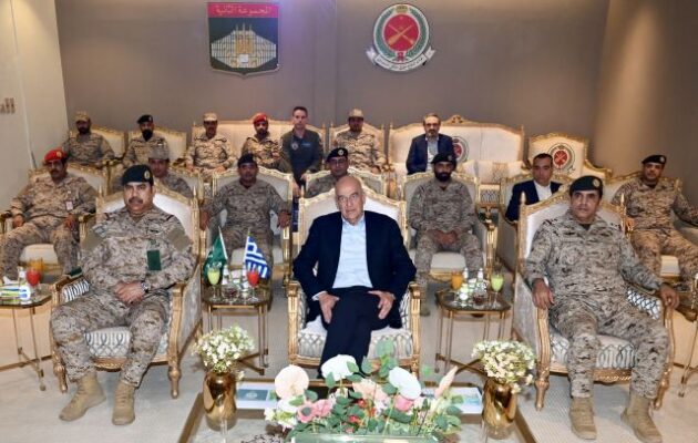 Ο Νίκος Δένδιας στη Σαουδική Αραβία – Ο Σαουδάραβας Υπ. Άμυνας τον ευχαρίστησε για τους Patriot – Ο Δένδιας με Έλληνες στρατιώτες της ΕΛΔΥΣΑ