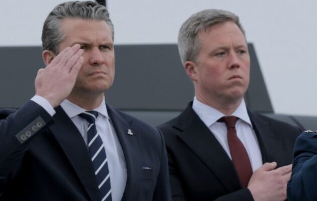 ΗΠΑ: Το παρασκήνιο της κλιμακούμενης σύγκρουσης μεταξύ του Υπουργού Πολέμου Χέγκσεθ και του Υπουργού Στρατού Ντρίσκολ