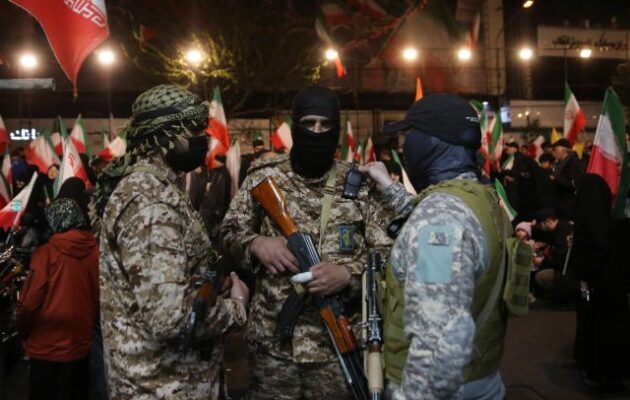 Το Ιράν ξεκίνησε εκστρατεία μαζικής στρατολόγησης υπό την απειλή αμερικανικής χερσαίας εισβολής