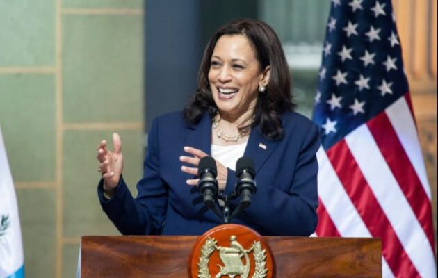 Η Κάμαλα Χάρις κατηγορεί τον Νετανιάχου ότι παρασύρει τις ΗΠΑ σε πόλεμο