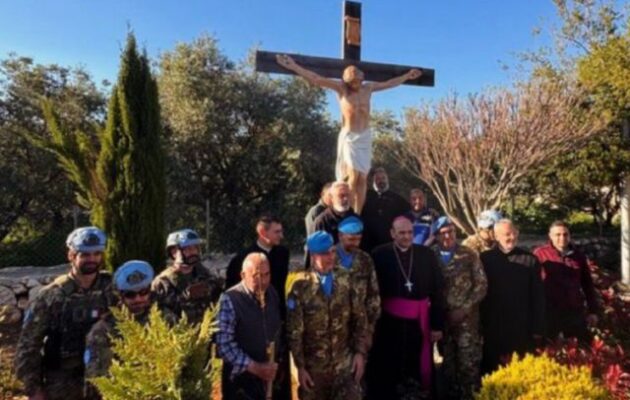 Λίβανος: Ιταλοί κυανόκρανοι δώρισαν νέο άγαλμα του Ιησού στους Μαρωνίτες Χριστιανούς