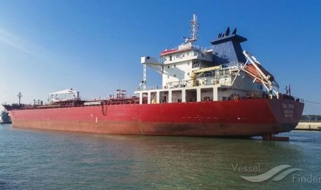 Κινεζικό τάνκερ υπό κυρώσεις επιστρέφει στα Στενά του Ορμούζ, μία ημέρα μετά την έξοδο από τον Κόλπο