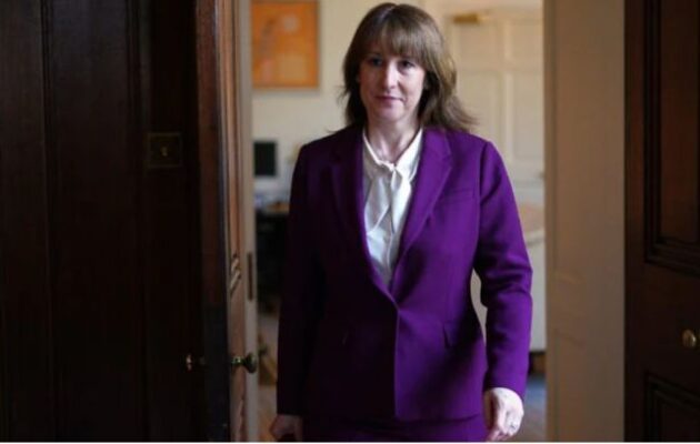 Η Βρετανίδα Υπ. Οικονομικών καταδικάζει την «αφροσύνη» του πολέμου με το Ιράν