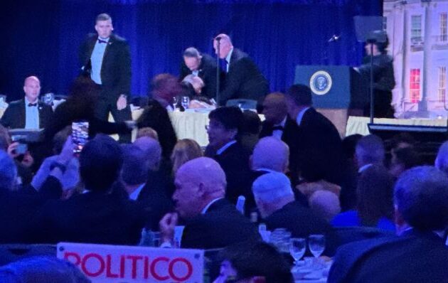 Πυροβολισμοί και ένοπλη επίθεση στο δείπνο των ανταποκριτών του Λευκού Οίκου· σώος ο Τραμπ