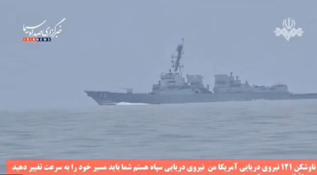 Το Ναυτικό των Φρουρών της Επανάστασης προειδοποιεί αμερικανικό αντιτορπιλικό να απομακρυνθεί από τα Στενά του Ορμούζ