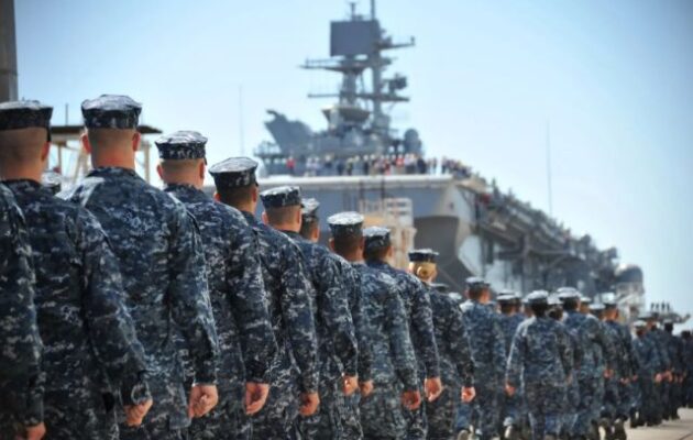 Ο Τραμπ ενισχύει τις δυνάμεις στη Μέση Ανατολή με 10.000 επιπλέον στρατιώτες για την επιβολή ναυτικού αποκλεισμού στο Ιράν