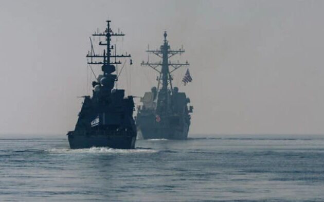Εν μέσω συνομιλιών στο Ισλαμαμπάντ, πολεμικά πλοία του αμερικανικού Ναυτικού πέρασαν τα Στενά του Ορμούζ για πρώτη φορά από την έναρξη του πολέμου με το Ιράν