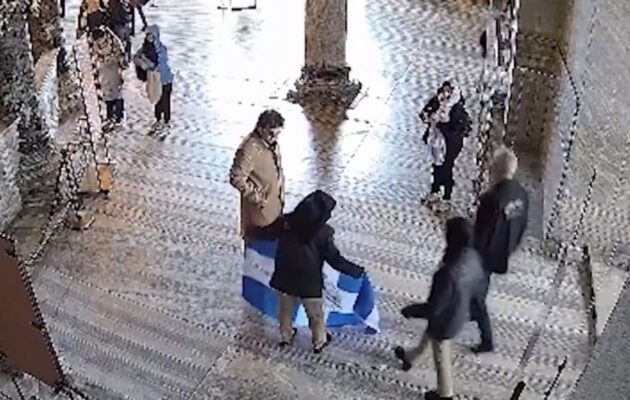 Τουρκία: Σύλληψη δύο Ελλήνων που ξεδίπλωσαν την ελληνική σημαία μέσα στην Αγιά Σοφιά (βίντεο)
