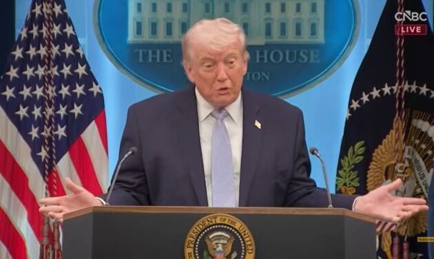 Ο Τραμπ ισχυρίζεται ότι οι Ιρανοί αποδέχονται πλήγματα σε μη στρατιωτικούς στόχους· δηλώνει ότι πρέπει να συνεχίσουν τις διαμαρτυρίες, παρά τον κίνδυνο θανατικής καταδίκης