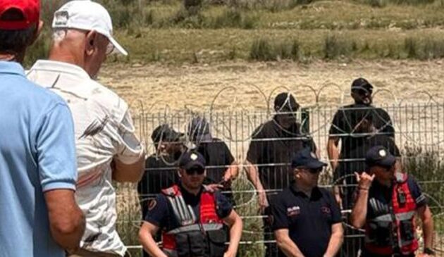 Αλβανία: Διαδήλωση στο Ζβέρνετς – Αλβανοί κουκουλοφόροι χτύπησαν σοβαρά Έλληνα – Η ΕΛ.Α.Σ. (Τσίπρας) απαιτεί «διαβήματα διαμαρτυρίας» και προστασία της Ελληνικής Εθνικής Μειονότητας