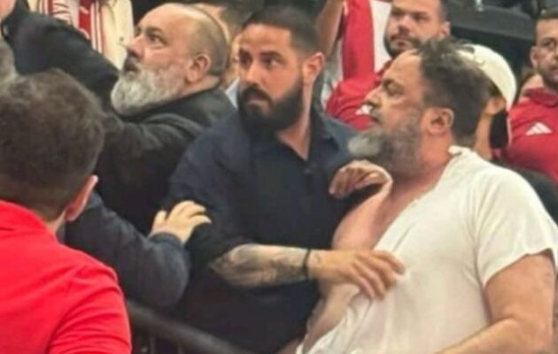 Στο γήπεδο ο Γρηγόρης Δημητριάδης «συγκρούστηκε» με τον Βαγγέλη Μαρινάκη – Σκίστηκε η μπλούζα του Μαρινάκη