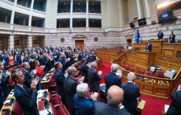 «Ιδρωμένες φανέλες» και «λερωμένα σώβρακα»