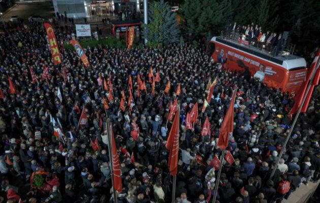 Δικαστικό πραξικόπημα στην Τουρκία: Χιλιάδες στους δρόμους κατά της καθαίρεσης του Οζγκιούρ Οζέλ
