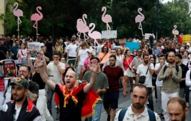 BBC: Στην Αλβανία διαδηλώσεις κατά του ξενοδοχείου του γαμπρού Τραμπ – Ο γλοιώδης Ράμα μιλά για «υβριδικό πόλεμο» της Ελλάδας και του Τσίπρα