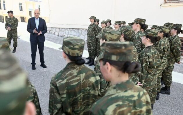 Ο Νίκος Δένδιας σε εθελόντριες στρατιωτίνες: «Θα βοηθήσετε την Πατρίδα, την οικογένειά σας, την κοινωνία»