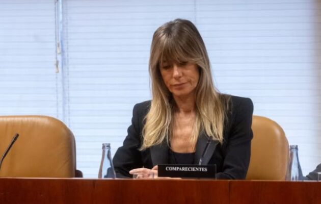 Πολιτικός «κλοιός» γύρω από τον Πέδρο Σάντσεθ: Απαγόρευση εξόδου από τη χώρα για τη σύζυγό του