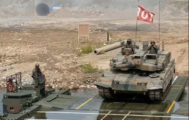 Νότια Κορέα: Στην πρώτη γραμμή το «Σουριάνγκ»- Το αμφίβιο όχημα-γέφυρα που αλλάζει τα δεδομένα στο πεδίο της μάχης