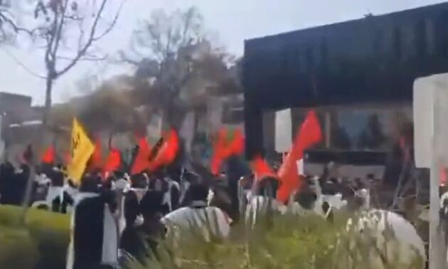 Σκληροπυρηνικές φράξιες στο Ιράν διαδήλωσαν κατά Αραγτσί και Καλιμπάφ για τη συμφωνία με τις ΗΠΑ