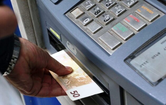 Στα 1.600 ευρώ αυξάνεται το ακατάσχετο όριο στους τραπεζικούς λογαριασμούς για χρέη